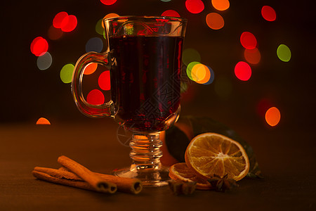 混合葡萄酒和节假日灯 仔细考虑 烈酒 魔法 酒精 木头图片