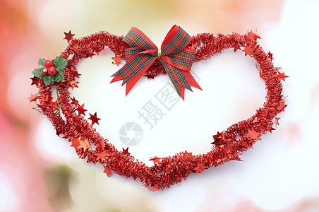圣诞红色节日金属丝装饰用红色背景文本中的心形装饰 负空间 乡村图片