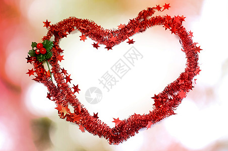圣诞红色节日金属丝装饰用红色背景文本中的心形装饰 圣诞节 庆典图片