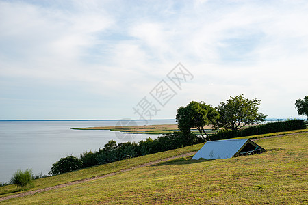 波兰清湖泊明湖的夏日长河风景 全景 草 森林图片