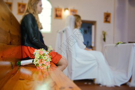 婚礼期间教堂婚礼的新娘和新郎 漂亮极了 头发图片
