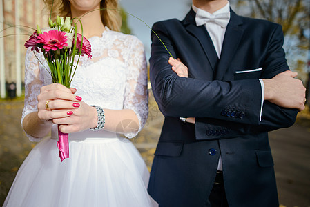 新郎新娘在一张照片中拍摄的自然性质 微笑 花朵图片