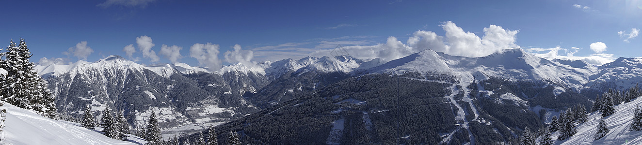Bad Gastein滑雪度假胜地的全景观图片