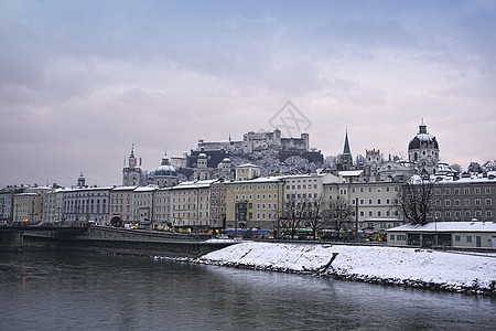 萨尔茨堡城堡和河流的风景图片
