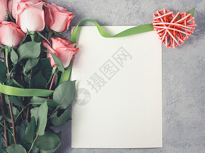 插花 — 一束粉红玫瑰 一颗柳条心和一张用于在混凝土表面铭文的空纸 设计或贺卡模板 顶视图 平躺 展示 浪漫图片