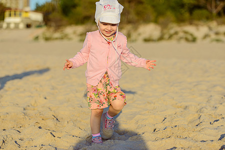 在阳光灿烂的沙滩上可爱的小孩女孩 童年 太阳图片