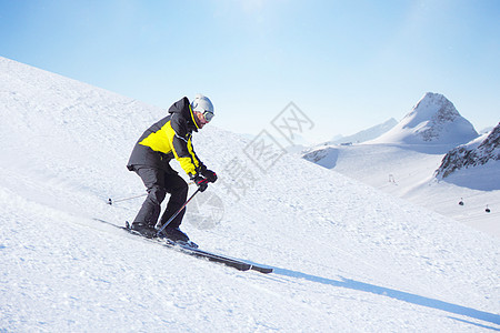 高山滑雪手在向下走的脚步上滑雪 运动 衣服 阿尔卑斯山图片