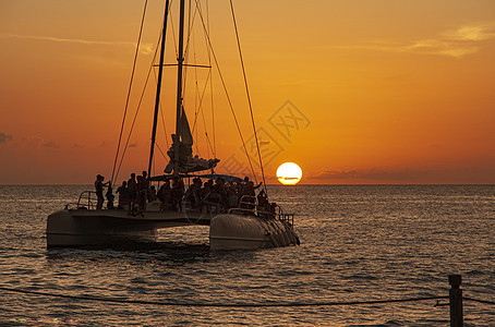 日落时加泰罗兰帆图片