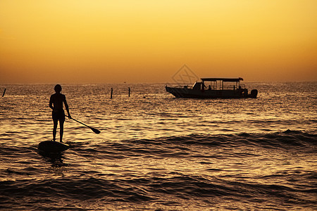 日落5时在海上划船图片