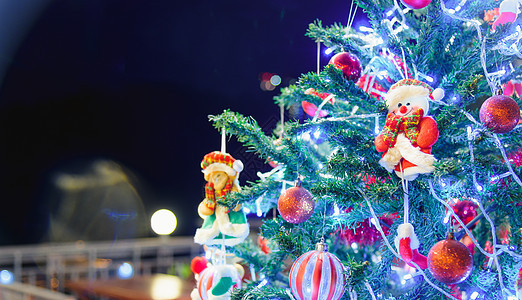 新年快乐或圣诞节装饰冷杉树 玩具 装饰风格 闪光 雪图片