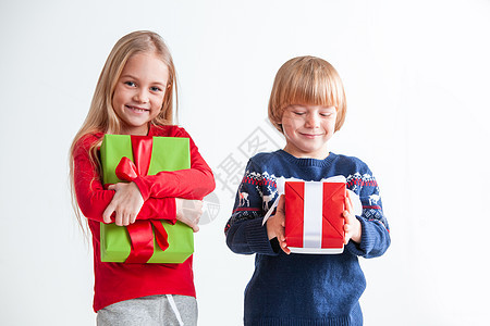 带圣诞礼物的儿童 假期 兄弟 红色的 孩子 白色的图片