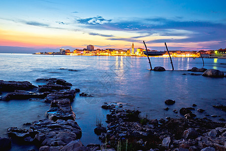 乌马格海滨和海岸边夜景 夏天 地中海 沿海 游客 旅行图片