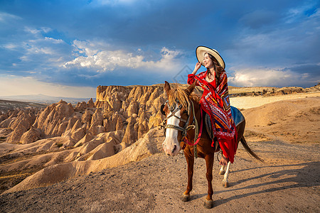 土耳其卡帕多西亚旅游者享受马匹 爬坡道 旅行 石头图片
