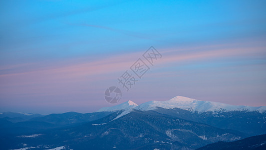 美丽的喀尔巴阡山脉 位于乌克兰霍维拉山的冬季日落景观 暴风雪 爬坡道图片