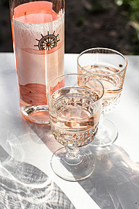 杯子和瓶子装玫瑰酒图片