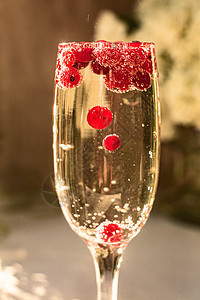 用红草莓的玻璃杯中闪亮葡萄酒 酒精 喝 浆果图片