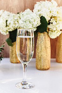 玫瑰红酒戴眼镜 玫瑰葡萄酒印在金瓶子和鲜花背景上 派对 庆典图片