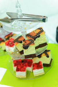 糖果自助餐上美味的甜食 盘子上的婚礼烤面包 粉色的 站立图片