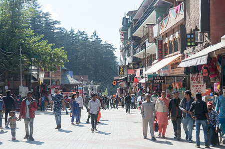 马纳利马勒路夏季风景 一个受欢迎的山地站和旅游周末门户 充满了展厅 百货商店 商店 餐馆 2019年10月印度喜马查尔邦图片