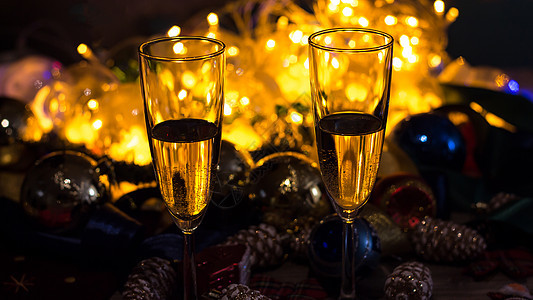 圣诞餐桌上的香槟玻璃杯 和圣诞玩具一起 快乐的图片