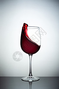 红酒玻璃与暴风雨在白背的玻璃杯中图片