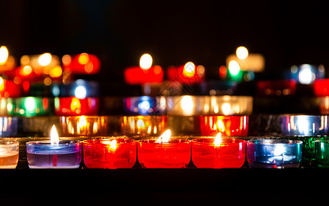 教堂多彩的蜡烛图片