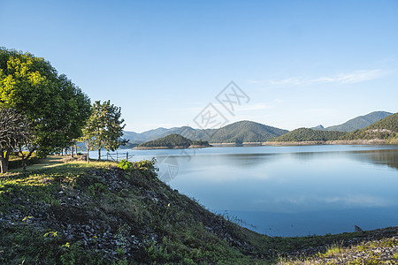 阳光明媚的一天 美丽的湖泊环绕在山上 旅行图片