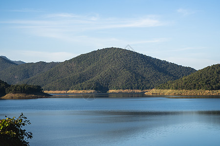 阳光明媚的一天 美丽的湖泊环绕在山上 河图片