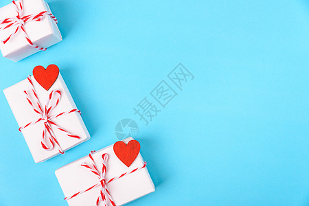 构思 平坦的视野 白礼物盒和R 丝带 五彩纸屑 生日图片
