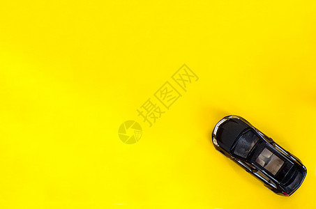 黄色背景的汽车玩具图片