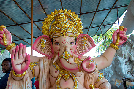 12节期印度神象头神的雕像 ganesha 节期间艺术家工作坊中的特写 上帝