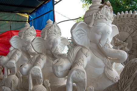 印度神象头神的雕像 Ganesha 节期间艺术家工作坊中的特写 雕塑 神话图片