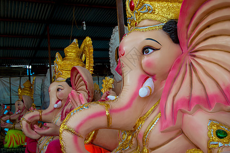 印度神象头神的雕像 Ganesha 节期间艺术家工作坊中的特写 手 大象图片