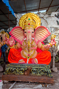 印度神象头神的雕像 Ganesha 节期间艺术家工作坊中的特写 精神 崇拜图片