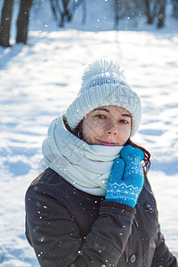 穿着白毛帽 围巾和蓝色节日手套的年轻欧洲快乐女性在雪下欢笑 幸福 喜悦图片