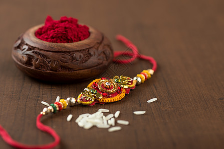 印度节日 背景与优雅的 Rakhi 米粒和 Kumkum 传统的印度腕带 是兄弟姐妹之间爱情的象征 美丽的 班丹图片