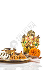 印度神象头神 甘尼萨勋爵的雕像 在白色背景上的崇拜 Pooja 安排 穆尔蒂 文化图片
