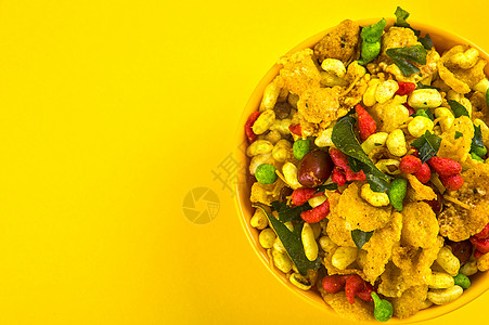 印度小吃传统的印度油炸咸菜 称为 chivda 或混合物或 farsan 由克面粉制成 并与干果和烤坚果混合 配以椒盐香料和绿豌图片
