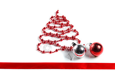 白色背景上带球的圣诞装饰圣诞树 装饰风格 喜悦 庆祝图片