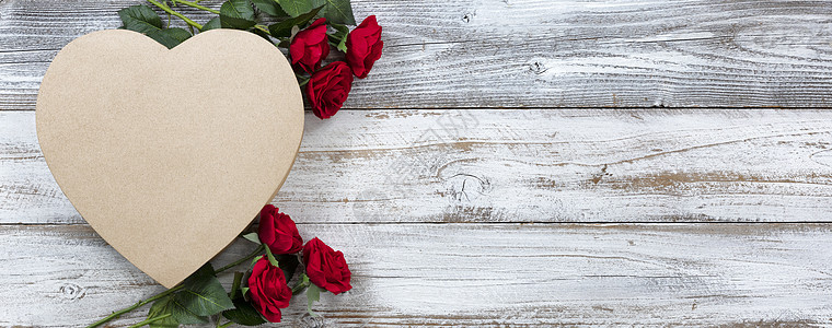 情人节快乐 有心形礼物盒和红玫瑰 红色的 盒子背景图片