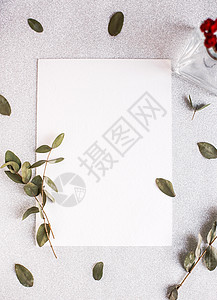 背景与白色桌子上的复制空间空白 上面有闪闪发光的心 桉树枝 花和叶子 白皮书顶视图 平躺 最小风格 摩卡 假期 艺术图片