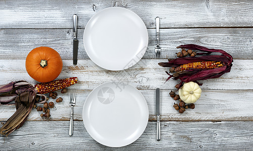 为感恩节庆祝活动装饰的晚餐桌图片