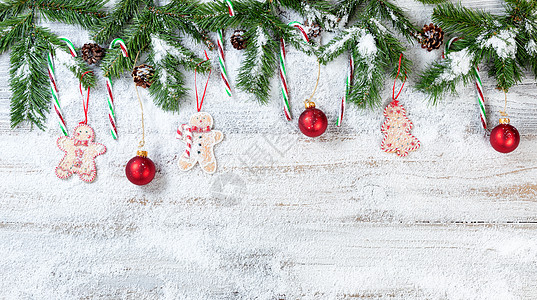 雪白的圣诞树枝 在锈白色上挂着首饰图片