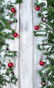 长雪的圣诞红装饰品和糖果甘蔗垂直边框图片
