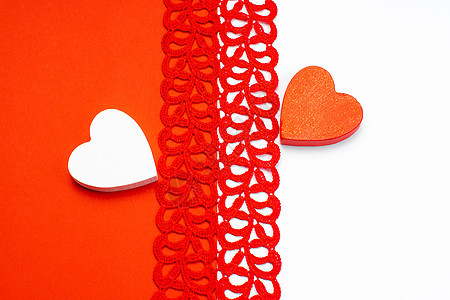 情人节 红色和白色背景上的白色和红色木心 设计师的空白 情人节的概念 问候卡 复制空间 纸 天图片