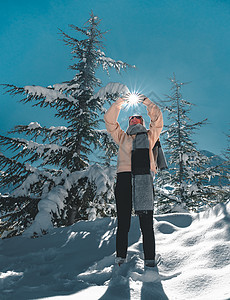 可爱的年轻女子站在天上的雪地里 美丽 帽子 健康图片