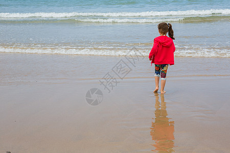 女孩在海滩玩 微笑 快乐 海浪 独自的 水 美丽的图片