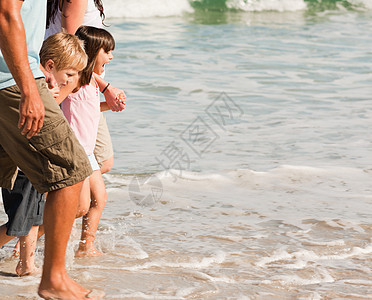 家人在海滩上散步 女孩 男人 热的 旅行 夫妻图片