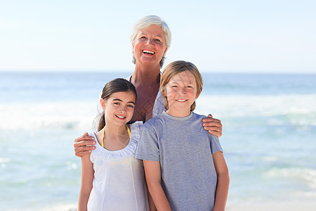 外祖母和孙子孙女 夏天 海洋 微笑 快乐的 户外图片