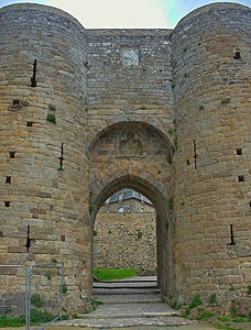 法国迪南堡垒的巨石圆塔和大门图片
